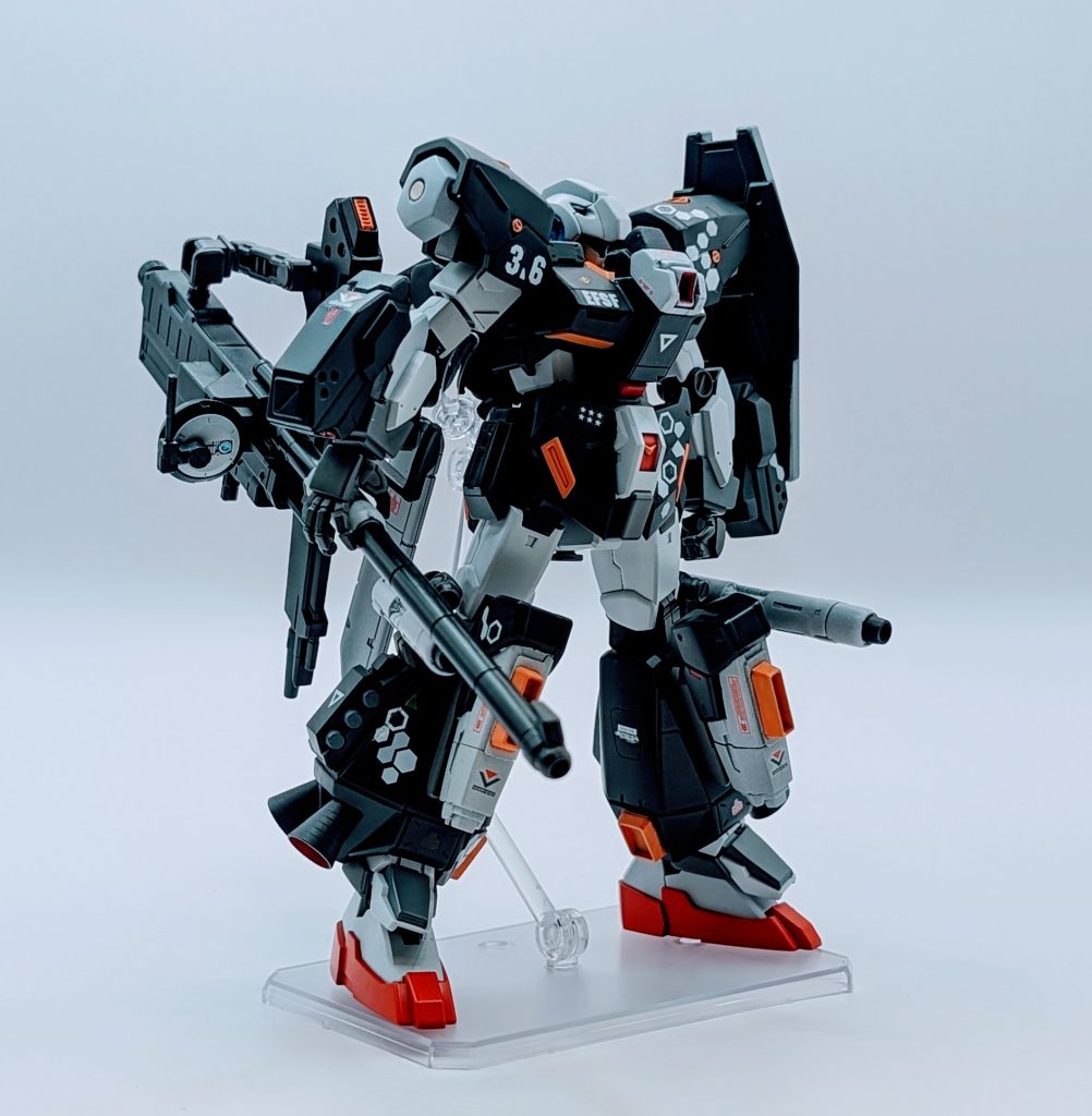 ・ビームスマートガン零式「タイプZERO」と呼ばれゼータプラスに採用された物のプロトタイプという設定です😌射程と威力に優れているけど、エネルギー効率が悪いという欠点があります💀HGバルバトスの滑空砲がベースなので、折りたたみ式になってます💡