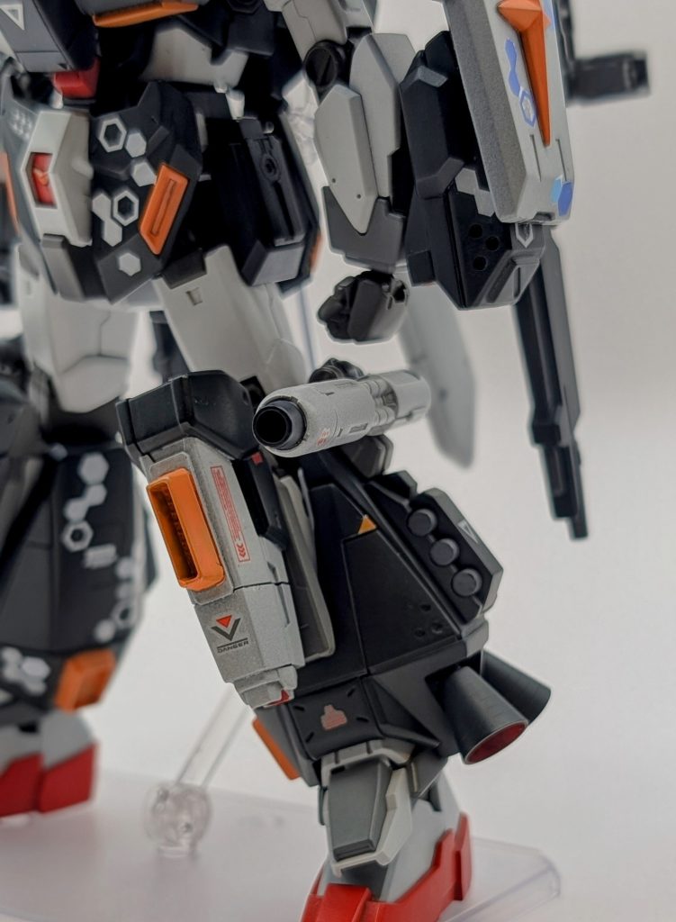 ・脚部ビームカノン&ハンドグレネードこのビームカノンはフルアーマーmk-3を参考(丸パクリ)にしてます。ビームサーベルとしても使用可能ですが、パイロットの性質上使用することはありません😇ハンドグレネードはジェスタのジャンクパーツです。グレネードの蓋は開くんですが、塗装が剥げそうなので止めときます💦