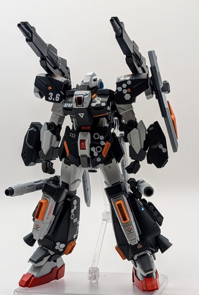 ・ショルダーリニアライフルビルダーズパーツの物をそのまま使ってます😅実弾兵器という設定です。かなり自由に動くので百式のフレキシブル・バインダーのようにAMBAC可動肢として機能するということにしておいてください🤔ネオジム磁石を仕込んであるので、武器ラックとしても機能します!