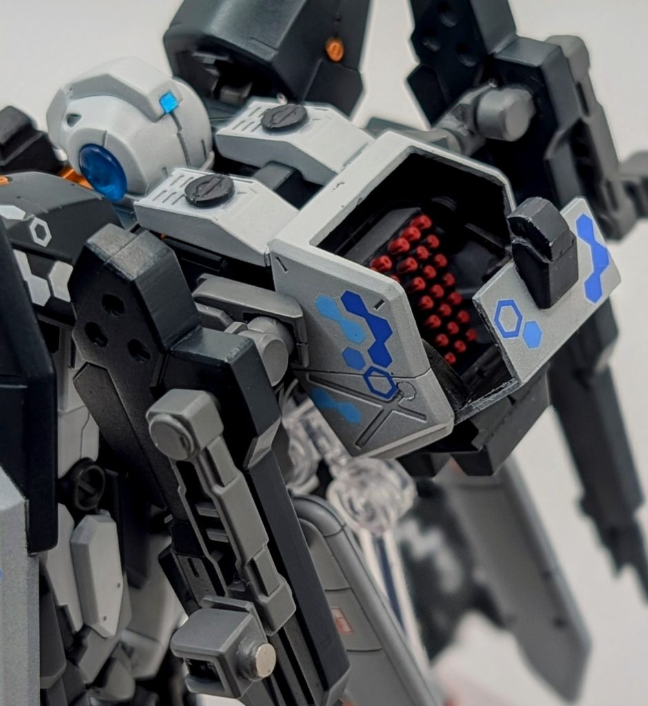 ・コンテナ式42連装マイクロミサイルランチャー「TNTパラノイア」某RPGの武器の名前から取りました🤣このコンテナはアレックスのチョバムアーマーの腕部分を加工して、プラ板でハッチを作りました。中のミサイル部分はZZガンダムのバックパックのミサイルランチャーです!