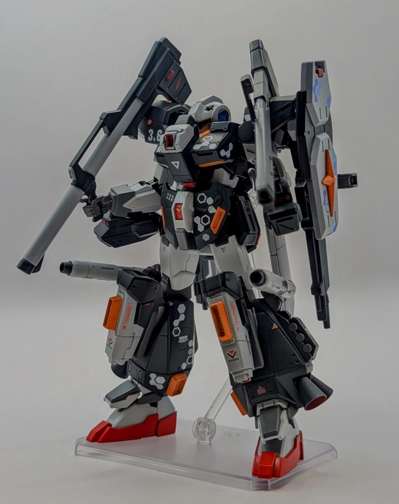 ・ハイパーバズーカ&クレイバズーカMk-IIと百式のジャンクパーツです。クレイバズーカの方は肩に担げるように持ち手の位置を変えてます。フル装備時(写真2枚目)に肩アーマーの追加コンテナにくっつけることができます!ココはディジェを参考にしました💡