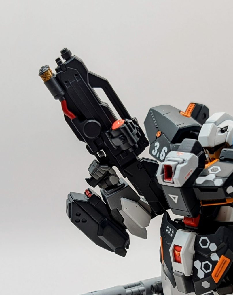 ・ビームライフルジーラインのキットに元々付いてるライフルです!デザインがカッコイイのでそのまま採用しました✨スコープにクリアーパーツ使ったりコード部分を赤く塗っただけですが、かなりカッコよくなったと思います😊!