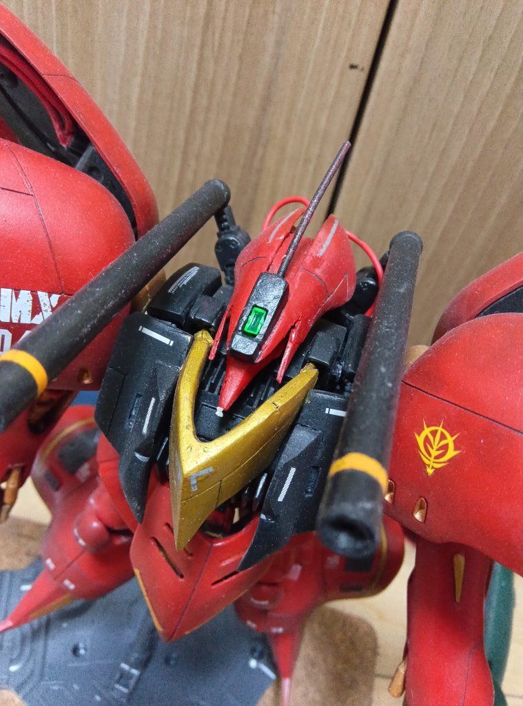 量産型キュベレイの特徴の1つ、頭部と胸部の装甲です。頭部はキュベレイの頭の上にプラ版で作成したカバーをエポパテで成型、胸部装甲も同様に作り、削り、ヤスリがけにて形を整えました。アンテナ部分は折れないようスプリングにしています。