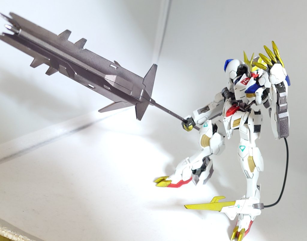アンテナ➡タミヤスプレーシルバーリーフ→クリアイエロースプレー爪➡ディスペイ水性マーカーメタルゴールド赤➡ガンダムマーカーエアブラシシステムでロイヤルメタレッド青➡タミヤスプレーダークメタブルーダクト、腰、膝の金色➡ガンダムマーカーエアブラシシステムゴールド膝のマーク➡ディスペイ メタグリーン 武器、腕、脚部➡ガンダムマーカーエアブラシシステム、ヘビーガンメタリックテイルブレード、足の爪➡黒サフ→ガンダムマーカーエアブラシシステムにてメッキシルバー→イエローマッキーのキャンディ塗装