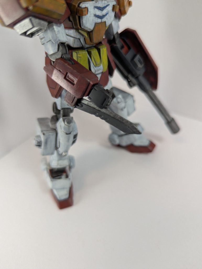 武装関連は焼鉄色にシルバーを重ねてみたり、ドライブラシで乗っけてみたりと色々試してみました。水性ホビーカラーのシルバーは勝手に渋い色を醸し出してくれるので助かります。