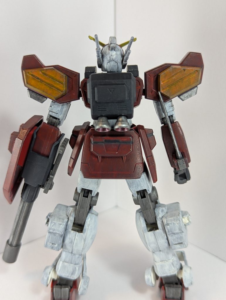 足元やバックパック、肩下のダクトやバーニアはシルバーに置き換えています。最近のお気に入りで、ほとんど元の機体同様の色分けの中に少しだけ自我が顔を出します。 