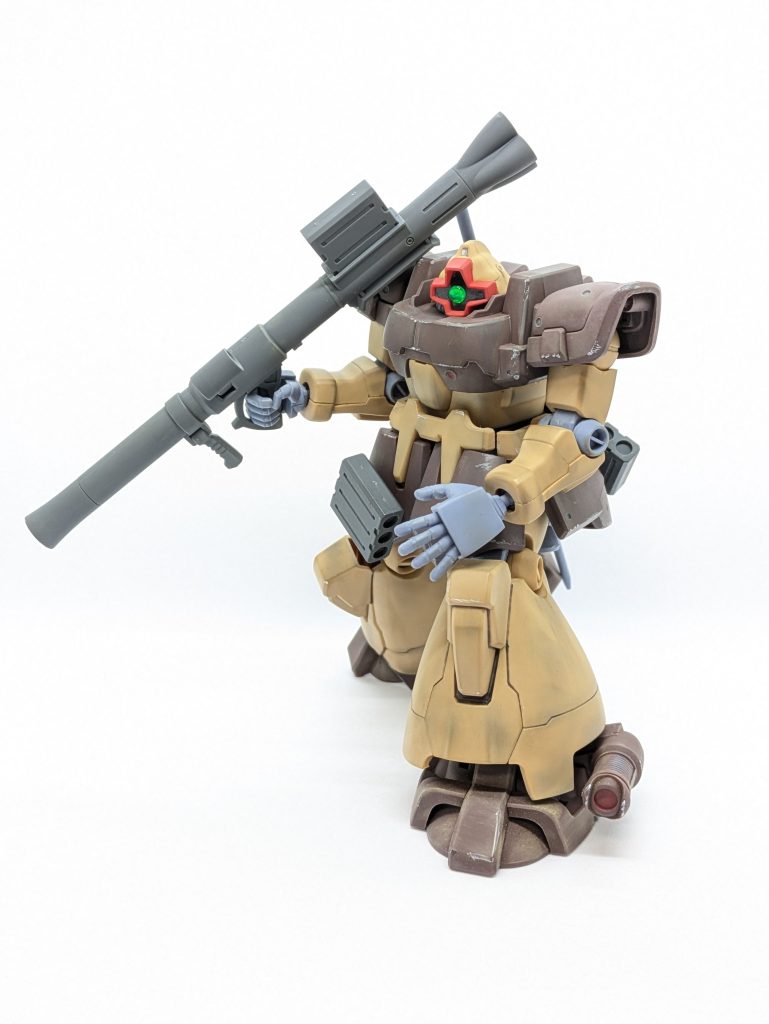 モノアイをH・アイズに変更し、バズーカはオリジンザクから拝借してます予備弾倉はスペースがスカートと弾倉両方あったので100均のネオジムマグネット？を使用してみました