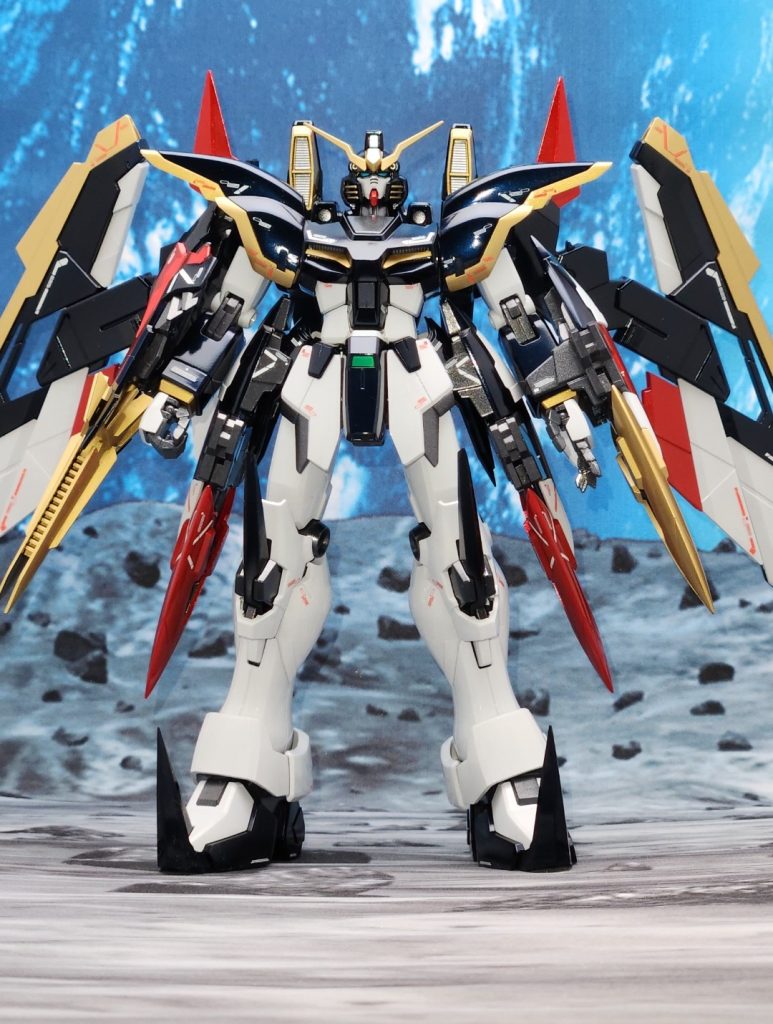 正面から。カラーはデスサイズヘルを意識しつつもデスサイズ感を残す感じにしました。頭部の頬部分の塗り分けが苦労しました。