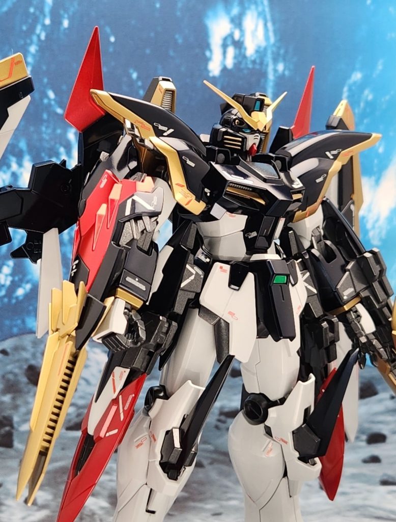 右手が寂しかったので、エピオンシールドとビームソードを拝借しました。エレガントな方から若者への贈り物という事で。難しい加工は特にしておらず、干渉部分を切ったり削ったりして組み合わせ、ジャンクパーツを使って接続ピンを作り、元々空いていた腕の穴に装着しただけです。