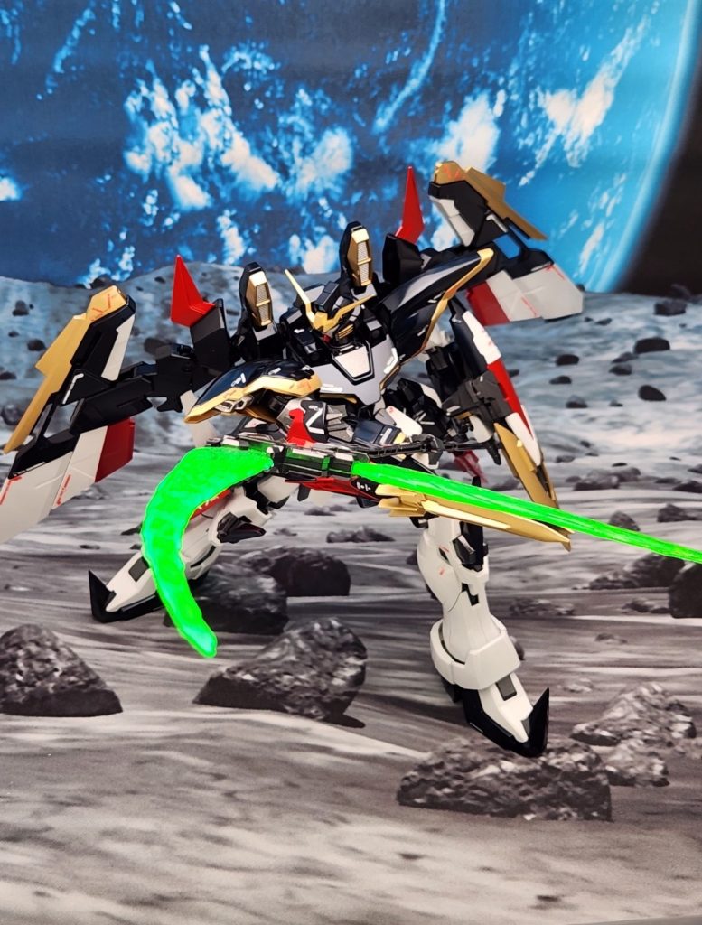 ビームサイズの2枚刃は想像より大きくて迫力がありました。装備ゴテゴテなので中々ポージングが難しかったです。