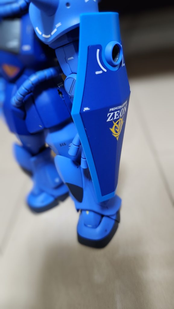 グフのシールドはアニメだとフチの部分が機体よりも明るい青ですのでそれに近い塗り分けしてみました。