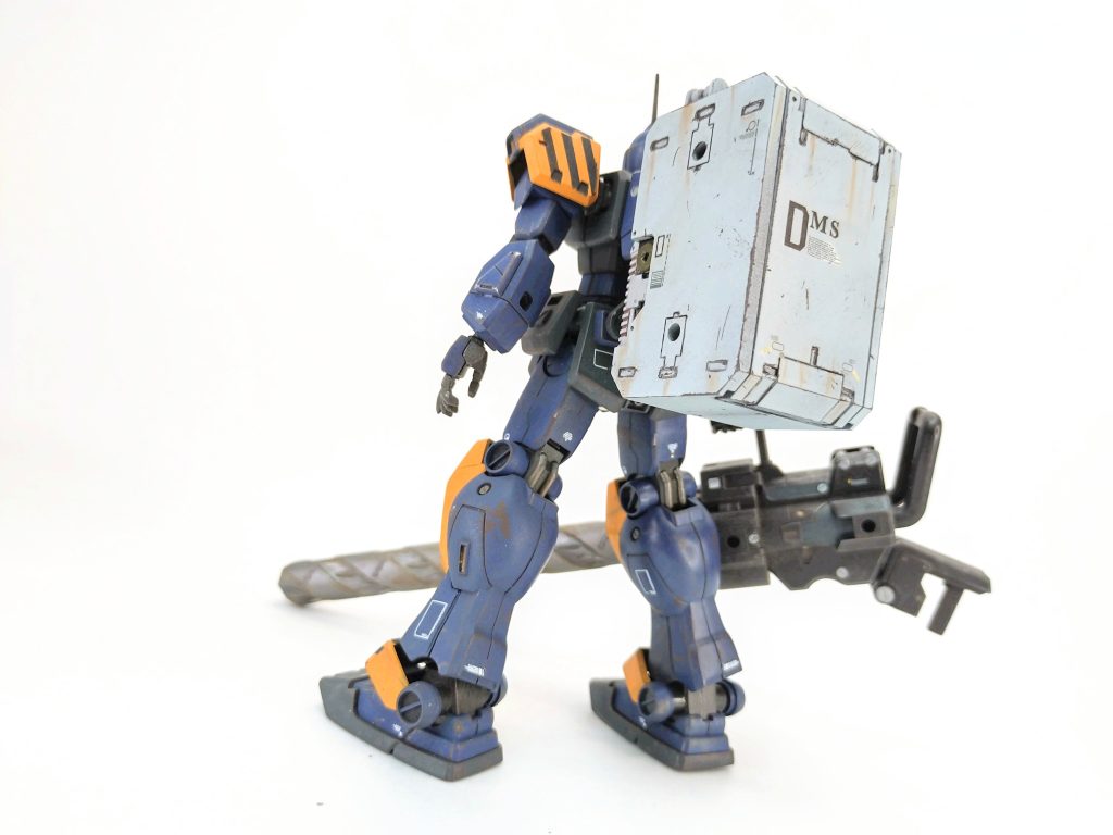 トラジマと紺の塗り分けは、①パーツ全体を茶サフ②黄色部分を塗装③マスキングして黒を塗装 (トラジマ完成)④トラジマ部分をマスキングして、残っている(紺にする部分の)茶サフにシリコン塗布⑤紺を塗装⑥紺部分を塗装剥がしという順序。 〜 〜 〜 〜 〜 〜 〜 〜 〜