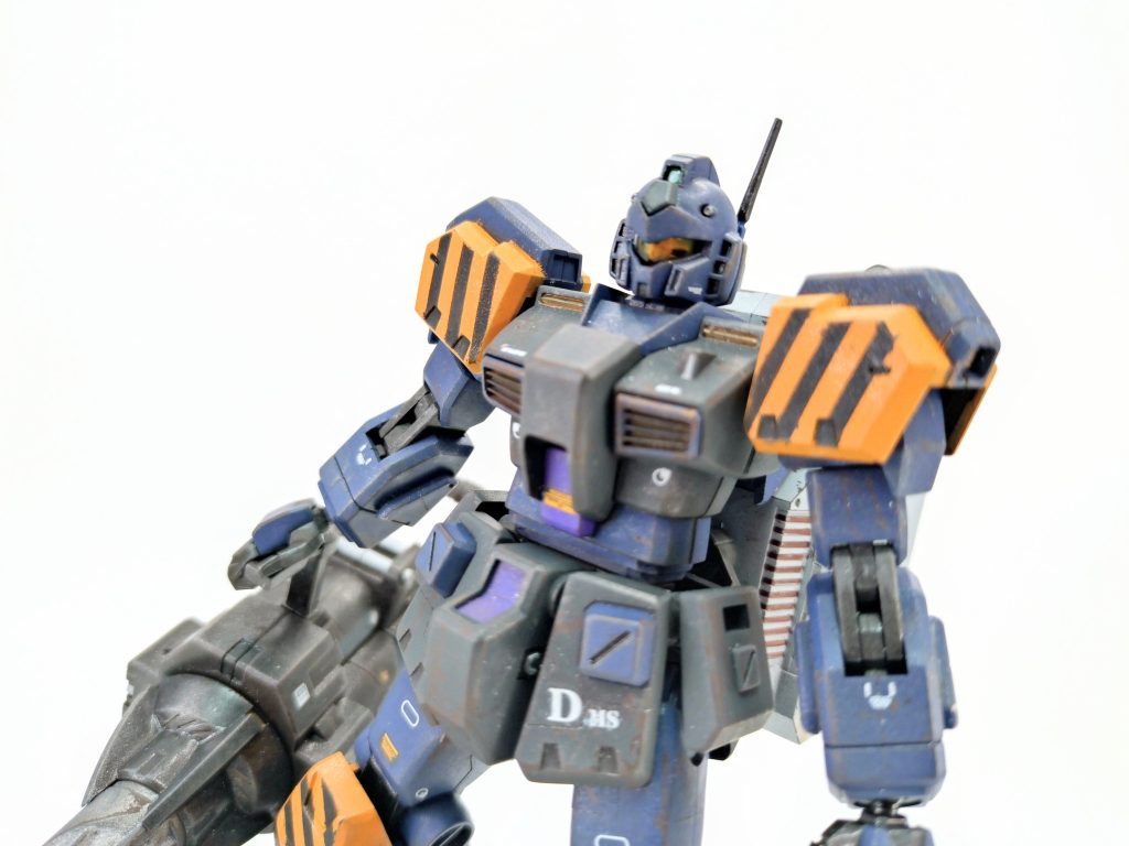 本文中でも触れましたが、バーザムは火星から持って来たけど、クゥエルは地球に戻ってから一般中古市場で調達したもの。ティターンズ製MSは不人気な分、安く手に入り、更にコストを抑える為に一部のみ業務用に塗装し直した。…という設定です。なので、ティターンズブルーの部分は塗装剥げで使用感を出し、トラジマ部分は塗り立ての綺麗な感じにしています。