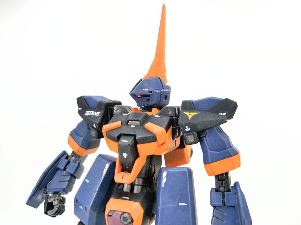 モノアイはいつもの手芸用スワロ。ガンダムアイには使えないけど、モノアイには断然オススメですよ? 光って見える角度は限られるけど、Hアイズよりキラッとするし真横から見てもわかるし。個人的には、ブラックライト当てて青光りしてる写真て、目ぇ光らせたいだけが為に他の部分の見え方犠牲にしてて勿体無ぇなぁって思う。
