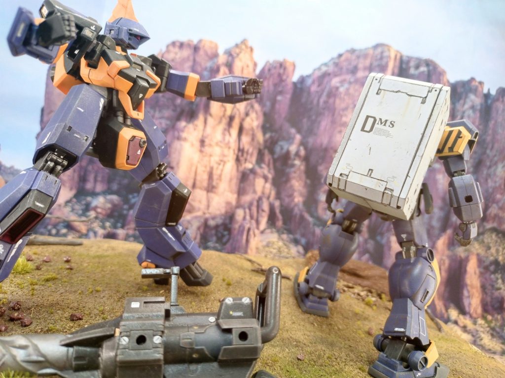 「だいたい、オッサン、なんだよこの社名、ダッセェの…」「『ドナルド・モビル・サーヴィスぃず』分かりやすくて良いだろうがぁ。“サービス” じゃなくて “サーヴィスぃず” がポイントだぞ」「自分の名前入れるとかダサすぎるぜ…もっとこう…『輝ける星コーポレーション』とか『トライステラーカンパニー』とか有るだろ」「ケッ、オマエの方こそ厨ニ病じゃねーか」「あんだとぉぉ!?…ったく、そんでやってる事はMS使ったケチくさい雑用屋ぢゃんよ。こんなんぢゃせっかくダイアナが餞別に持たせてくれたバーザムが泣くぜ…」