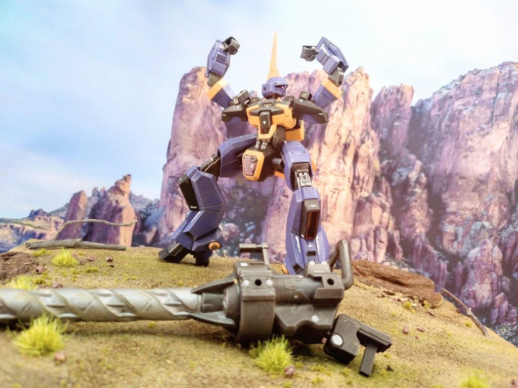 「それな。オマエがバーザムなンか持って帰ってくるから身元誤魔化しようが無くてややこしくなったンだぞ、わかってンのか。せめて色だけでも塗り替えりゃぁよ…」「俺はチターンズを誇りに思ってるんだ! この色こそチターンズのプライドだぁ!俺の輝ける星だぜ、誰にもケチはつけさせねぇ!」「…そーやってオマエが聞く耳持たねぇから、しゃーなしこっちも合わせて中古MS探したンじゃねぇか…慣れてるクゥエルが安くあって良かったぜ。開き直って “ティターンズのコスプレ企業” の方が良くも悪くも宣伝になってワンチャン狙えるかもしンねぇからな…」