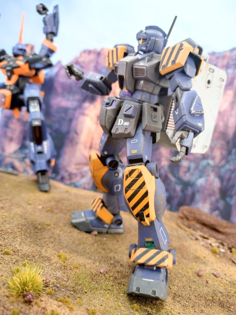 「あー、そうそう、まだわかンねぇけど、今度PMC(民間軍事会社)の依頼で模擬戦闘やるかもしれンわ」「ぅぉ?!マヂか!戦えるぜぇぇぇっ!!」「いやまだわかン…」「自分で言うのもアレだけど、俺ら、エース級のパイロットだと思うんだよな、ウン。こんな所で野良仕事しててイイ人材じゃないと思うんだよな、ウン」「まぁ、そのPMCとコネが出来ればそこから軍関係へも手繰って行けるかもしンねーからな。演るってなったら手加減無しでブッ千切ってやれや」「いよっっっしゃぁぁぁ!任せろやぁぁ!」