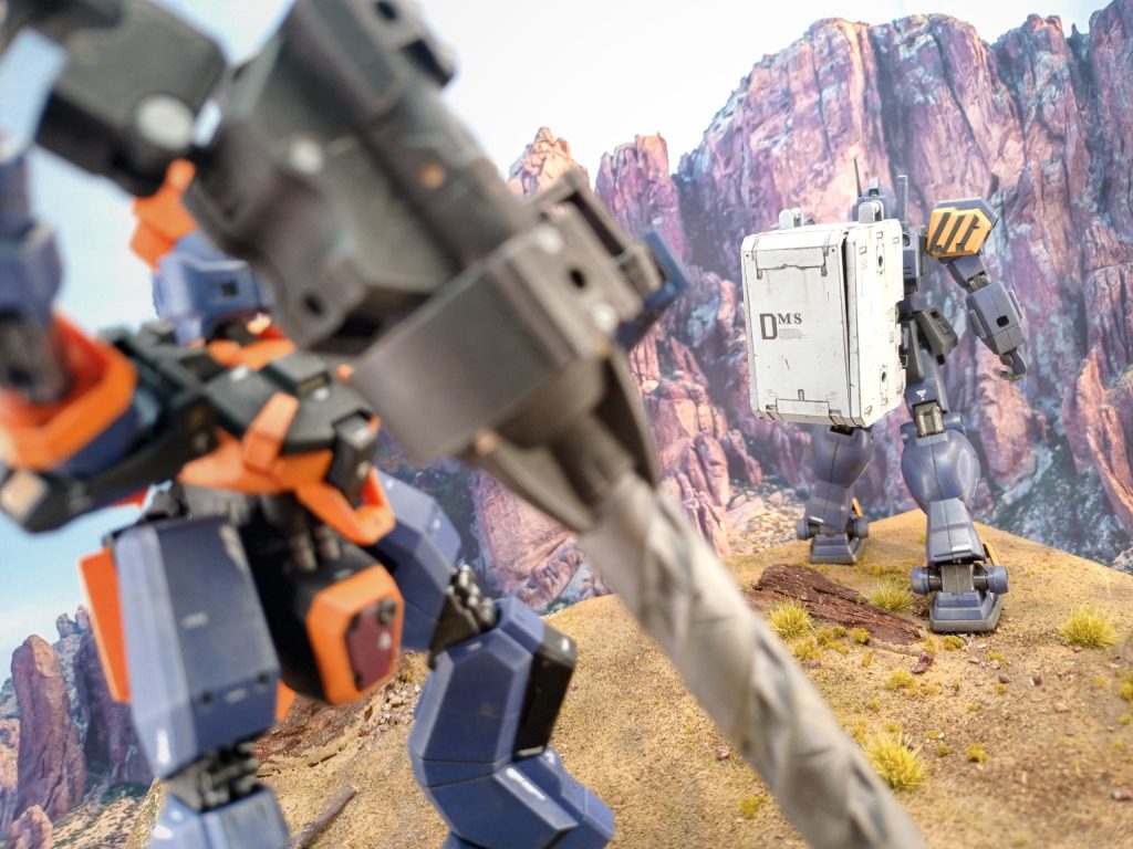 「そうと決まればお仕事お仕事ぉ♪」「いや、だから、まだ決まってねえって…」「穴掘るぞ穴ぁ♪ 井戸掘るぞぉ♪」「いや、今日のは井戸じゃなくて地質調査の縦穴だ」「穴掘んのは一緒だろぉ?」「まぁそうだけどよ…もうすぐ学者サンのキャンプだからな、オマエは何も喋ンなよ!後ろで黙ってろよ!バカなのがバレるからな!」「なんだよ酷ぇな! パワハラだ、人格否定だ、個人経営のブラックだ!」