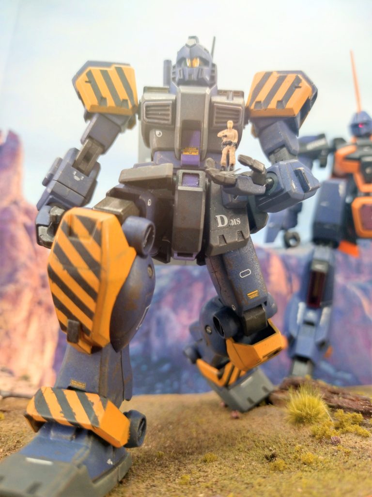 「この度はご依頼ありがとうございます。高い所から失礼致しますが…えー、今日これから縦穴を掘らせて頂いて、人が降りる為の吊り滑車の設置まで、という事で宜しいですか?」「ん、そうそう、お願いしますねー。ちょっと岩盤硬いと思うから、イケる所までで良いっすよー」「え? 少なくとも10mは、というお話でしたよね?」「あー、いーのいーの、こんな調査なんて形だけなんだから。どーせ上に都合の悪いデータ出たら改竄させられるんだし、経費使う為だけみたいなもんなのよ」「…そうなンですか…でも我々はご依頼メニューは全てやらせて頂きますので…」「(おい、オッサン!良いのかよこんなフザケたヤツ!)」「(オマエは喋るなって言っただろ!連邦の噛ンでる事なんてだいたいこンなもンなンだよ実際)」「(でもよぉ!)」「(こっちはやる事キッチリやってサッサとオサラバすれば良いだけだ。向こうの事情なンか気にしたって関係無ぇ。自分に正直にやるだけだろーが。オマエのよく言う “輝ける星” ってヤツだ)」「(…ぢゃあ…文句のつけようの無い完璧な仕事してやるぜ)」