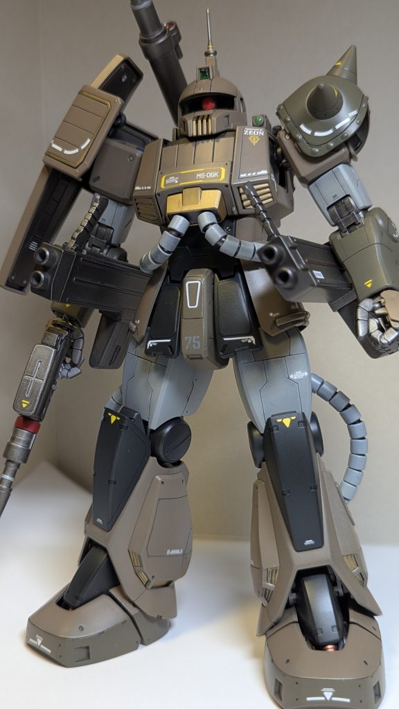 と、言うわけで、ガンダムベース限定のゼータバージョンをジオンバージョンに塗り替えました。とは言え、オリジナルのイメージを壊さぬよう注意しつつ、多少のスジボリとプラディティール追加、ボルトイメージ、他キットの余剰パーツ貼付の全塗装です。色はジオンタイプのマニュアル通りに調合。ソレに黒・グレーを混ぜて濃いめにしてます。