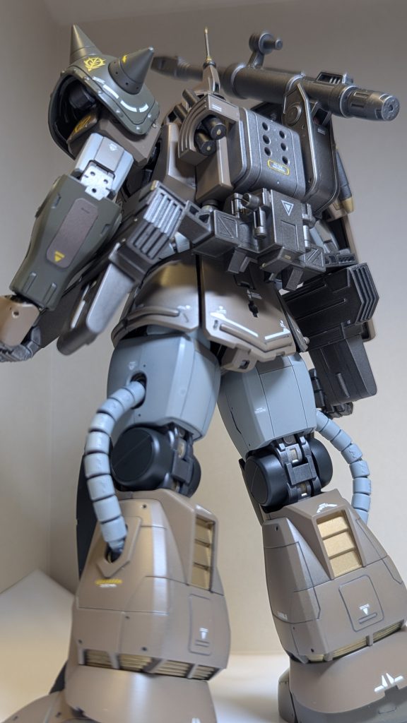 このゴチャついた背面装備が最高。スモークディスチャージャー装備って…戦車感あってカッチョいい…今回は、他キットの余剰パーツをいくつか貼り付け、デカール類もあまりモンを多数使ってみました。