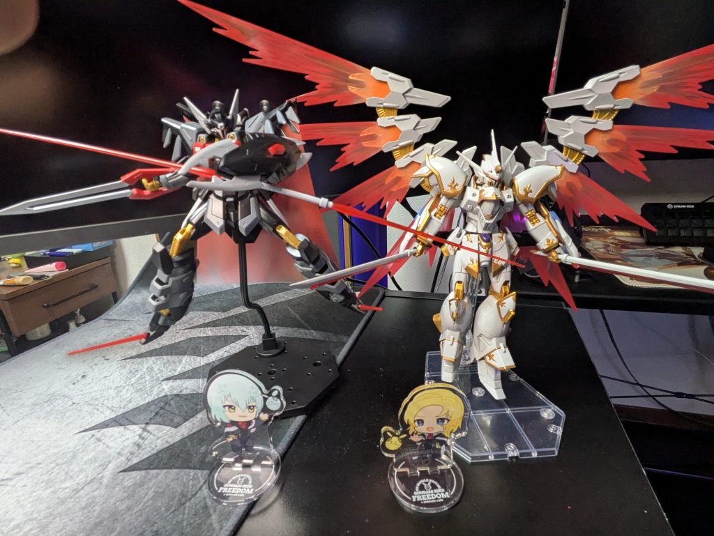 アクスタと素組みのシヴァと並べてみました♪プレバン限定のルドラ3体セットが購入できたので、そちらも作成してディスプレイしたいですねぇ〜スペース確保しないとですが…（笑）最後まで閲覧していただき、ありがとうございました！