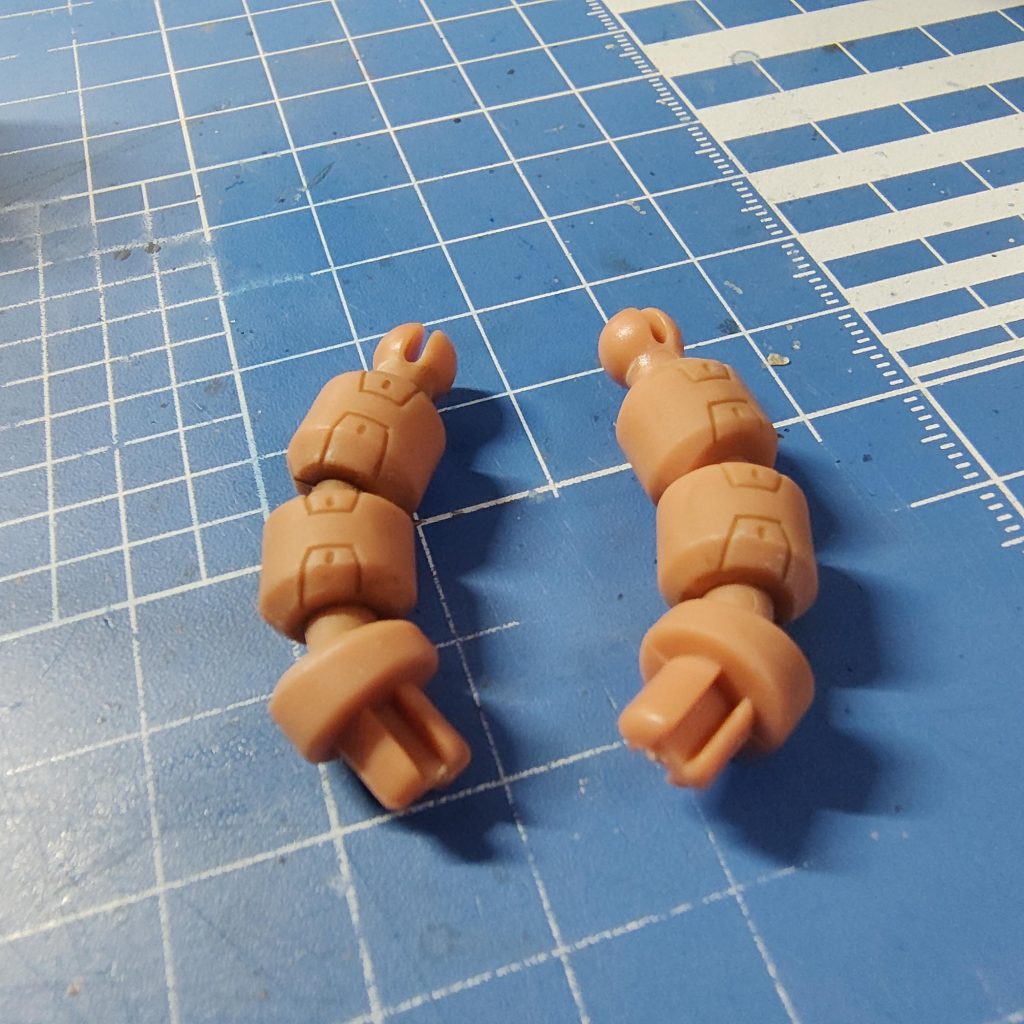 これを実際、頭に刺さる向きで並べると、頭に刺さる部分が左は下向き、右は上向きになっているのがわかりますか?このおかげで、左右で同じような流れでハイプが刺さりません。これって本来の別々のパーツなのに同じものが入ってないのかな??つまり左のパーツ間違えてない?というのが疑問です。皆さんどうなってます?エロい人教えてください。