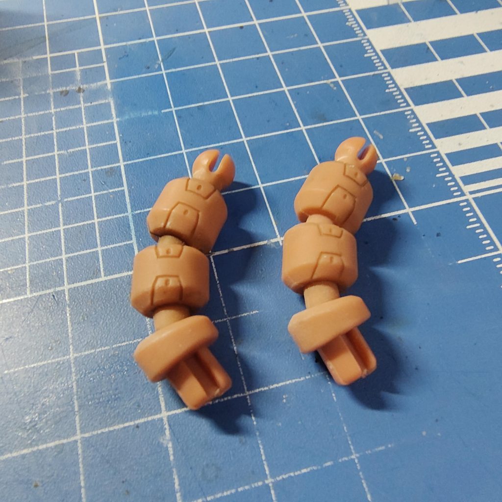 その一番うしろのパーツを同じ向きに並べて、ぽんと置いただけの写真です。同じ向きにおさまります。画面下の方が頭に刺さる部分、上の丸い方が真ん中のパイプのパーツに繋がる部分。