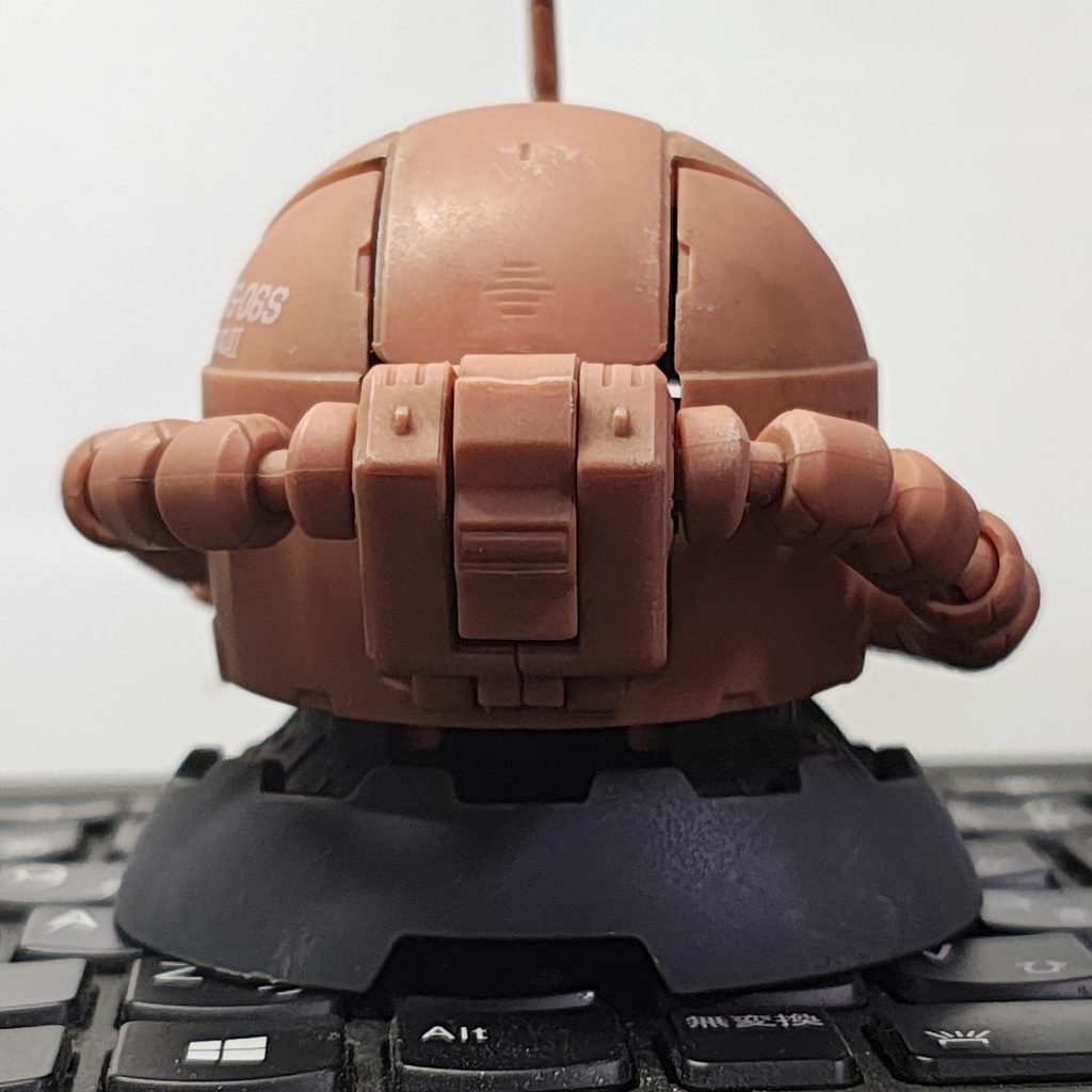 動力パイプが左右3パーツづつ繋ぐ構成になっていて、頭の後ろに刺さる一番後ろのパーツは頭本体とパイプ切り欠きがあって刺さる向きが決まっています。で、どうやってもこういう風に左右でガチャガチャにしかならないんですよ。右が正しい気がします。