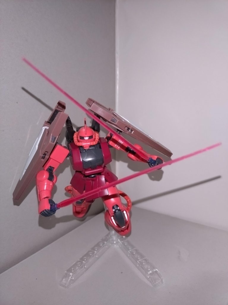 あやや「Zの劇中でも、シャアがガンダムMk-Ⅱに乗るシーンが本当にあったので、シャアザクにガンダムMk-Ⅱの装備を持たせてもいいな、と思って持たせました」