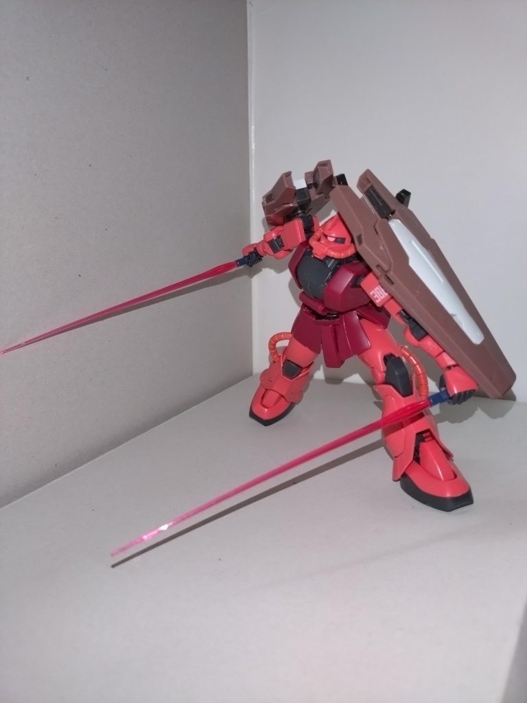 ガンダムMk-Ⅱのバックパックの接続は、以下の体裁で行いました↓(1)元のシャアザクのバックパックのカバーを外す(2)Mk-Ⅱ用バックパック裏面の四角ダボ(Mk-Ⅱ本体に接続するためのダボ)を切除し、30MMのジョイントパーツを接着。四角ダボを切除したところには穴があるため、補強しました(3)接着後、元のシャアザクのバックパックにあるダボ穴に、Mk-Ⅱ用バックパックを接続 フェイズドアレイキャノンはルブリスソーン用。ランナー棒で接続しました。  なお「AveMyGOによるガンプラ紹介・その2」「バンドリ初期5バンド&Morfonicaによるガンプラ紹介・その3」は、新たなネタが見つかり次第開始します。
