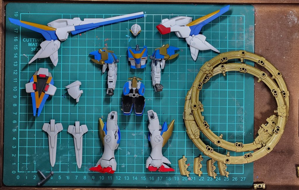 こちらはデカールを貼る前ですが、おなじみの組み立て前 笑　これから組み立てるのが一番楽しい時間だったりしますよね(gundam-kao3)塗装や工作メモ青　コピックアクレア スカイブルー黄　水性ホビーカラー 黄橙色ボディ金　ガンダムマーカー ゴールド赤　モデラーマーカー レッドツインアイ　他製品のリアリスティックデカールを流用し、その上にレジンデカール　他社製の水転写デカール※トサカ　高さを約1mm削除※エンジェルハイロゥ　コトブキヤ グラインドサークルを改造し、モデラーマーカーゴールドで塗装※大口径ビームキャノン風武器　コトブキヤのバーストレールガンを改造