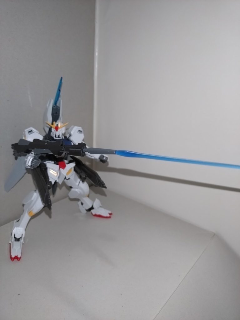 千聖「こんな感じでロングサーベルモードにもできます。でも本来なら両手持ちにした方が迫力があったような?」