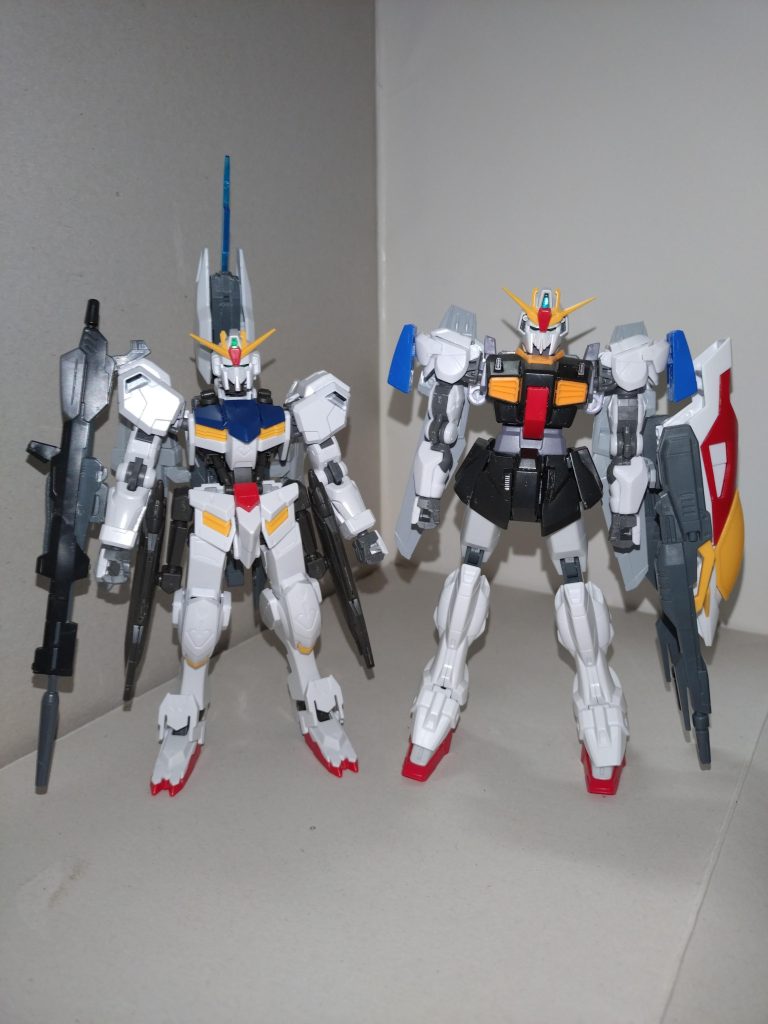 AA(ダブルアルファ)ガンダムと共に。こんな感じで肩にライフルをつけられます。リサ「こうして観てみると、ゼータ繋がりなのに、お互いの頭頂高の差がすごいね」千聖「まぁ···こっちのはバルバトスベースだし」