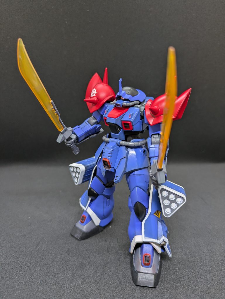 ヒートサーベルの二刀流はカッコイイですねー。でもヒートサーベルってなまくらで使いものにならなかったようですね。主武装これだけはやばいだろ?だからミサイルポッドがあるのかな・・・。※武器持ってるのはデカール貼る前です。貼ってなかった・・・。