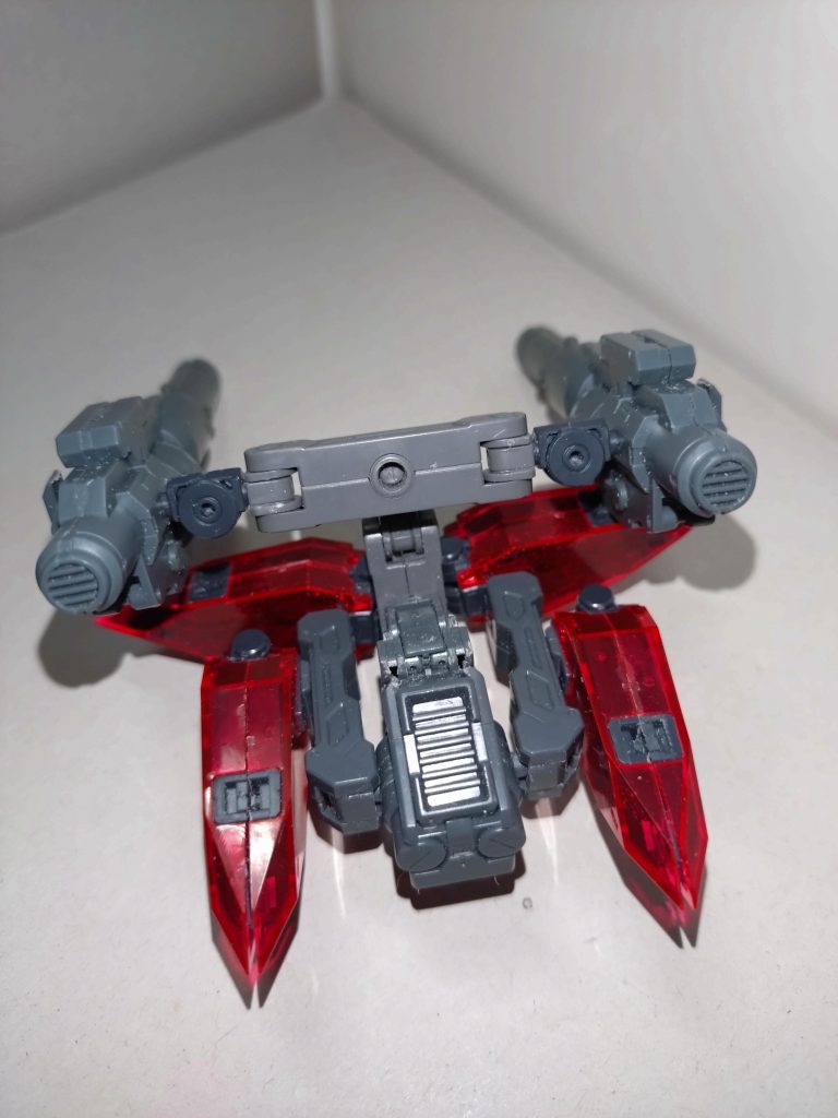 (1)バックパック瑠唯「本作は最終的に4形態への差し替え無しでの完全変形が実現しましたが、その複雑な可変機構を支えるのがこのバックパックです。『エクシードファンネルのラックの可動と、ナックルバスターのマウント部の可動、誘導プラズマ砲のマウント部の可動を、1つのバックパックだけで支え、その上でファラクト本体がスタンド無しでも自立できるようにする』ここが私のこだわりポイントでした。このためアームとジョイントが必然的に多くなっています」