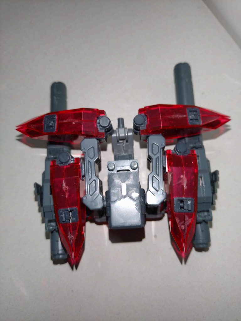 瑠唯「ご覧の通り、ガンプラからはアームアームズ用のアームのみで、他は30MMと他社製品の組み合わせになりましたが、『加工は最低限』『ガンプラのみ』の条件を共に満たすと、この複雑な可変機構の再現と、差し替え無しの完全変形との両立は不可能なので『ガンプラのみで作る』という条件を泣く泣く諦めました。ついでに、このバックパック制作には、ファラクト2体分を超える予算がかかります(※)」※ガンプラバトルアームアームズ、30MMヘビーウェポン1、エクシードバインダー1・2を合わせて