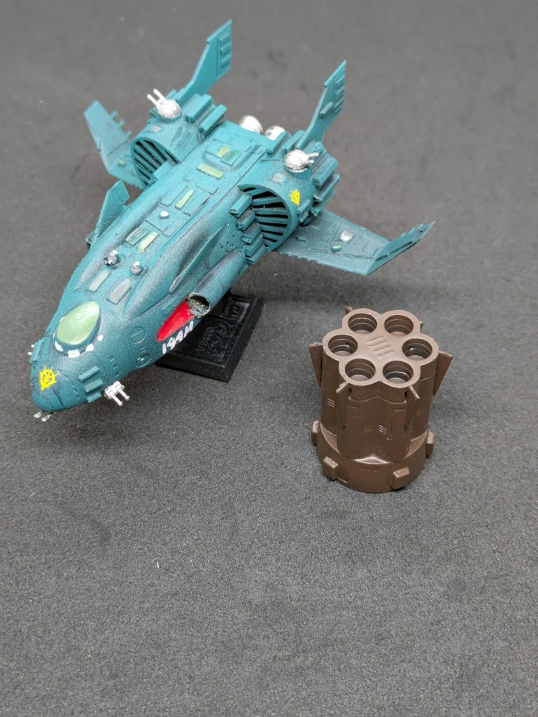 キットのこと③大気圏離脱用のブースターもあるのですが、接着すると重すぎて専用の飾り台では飾ることができないので、オミットです。宇宙で既に配備されていた船ということで、なかったことにします。塗装について。カラーは私の「ガンダム」と同じくらいのバイブルである「銀河英雄伝説」のヤン艦隊旗艦ヒューベリオンのカラー（銀英伝カラー「ヒューベリオングリーン」です。手書きの番号「144M」はサドラーズウェルズの艦番号です。（字が汚くて「199」に見えてしまう・・・）注：銀英伝でのヒューベリオン「144M」の意味はアニメの中で塗る色の指定番号です。最後までご覧いただきありがとうございます。