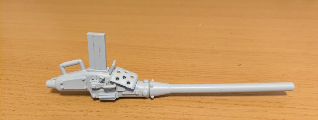 放置状態からの再開そこそこにはなったかな………エポキシパテでガンタンクの大砲をニコイチ合体させ、プラ板・プラ棒・前回戦車で使わなかった余りパーツ・コトブキヤMSGで加工。配線をかましたかったので１００均で0.9mm配線を探してサフ後に取り付けしています。完成写真では大砲が少し違います。