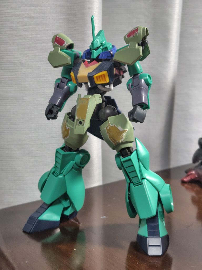 本体の制作途中。 胸部パーツはグリムゲルデの胸パーツを芯に、ディジェの分解したパーツをパテでくっつけて作りました。脚部はヴァルキュリアフレームとディジェのパーツの接続位置、膝可動域と足首の可動域の確保でかなり苦心しました。