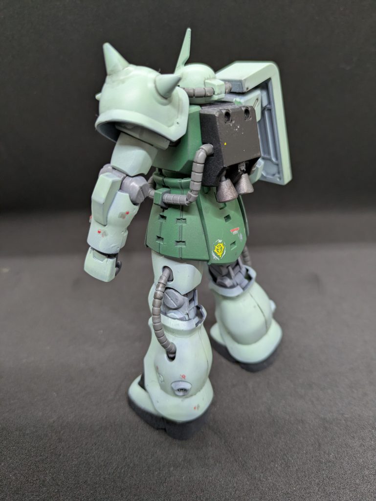 後ろ姿。ザクIIの最終量産型の部類になるので、強そうになっています。