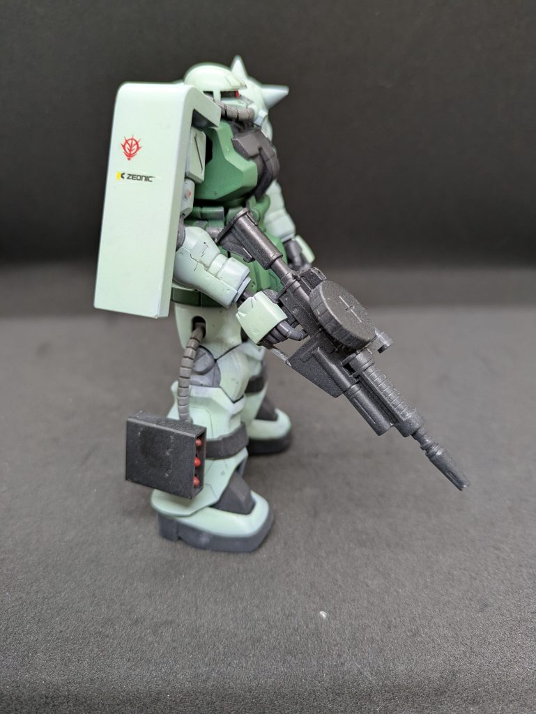 頭部に付属のアップリケアーマーを付けてみました。なんか現地改修型の感が強くて良い感じです。