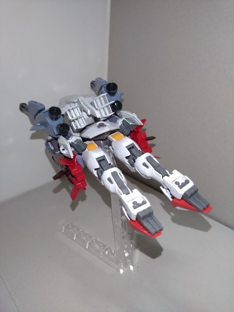 腰アーマーを90°機首側に跳ね上げ、両脚を曲げる。