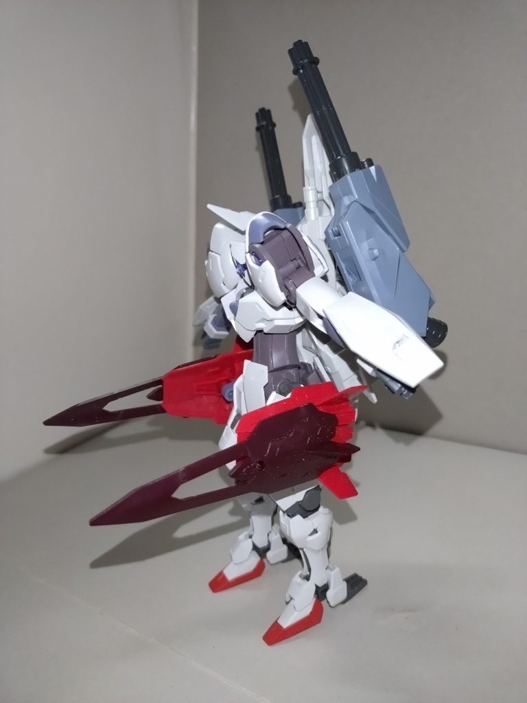 ここから変形プロセス。まず両腕を上げ、腰アーマーを正面に向ける。次に頭部を180°回す。