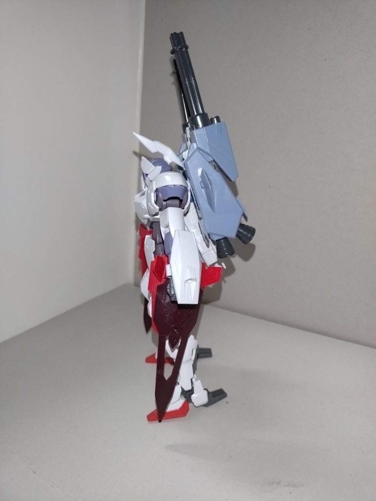 キャリバーンの脚と、ガンプラバトルアームアームズ(基部はまた別の2軸ジョイント対応キット)を使った以上はやらせたくなるのが可変機化。ということで、あまり思い浮かばなさそうなミカエリス可変機化をしてみました。ガンプラバトルアームアームズ部分と腰アーマーは、過去の投稿からの使い回しですが、一度しか使わずに放置するのも勿体ない気がしたからです。 次回もお楽しみに。