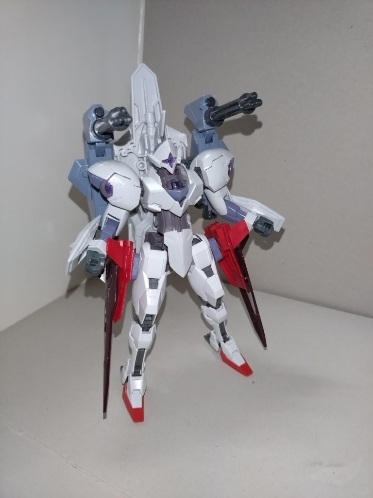 武装は両腕のビームガン内蔵式シールド、腰アーマー内の実弾式バルカン砲と大型ナイフ、背部のビームガトリング、大型ビームサーベル。中距離支援から白兵戦まで卒なくこなす。