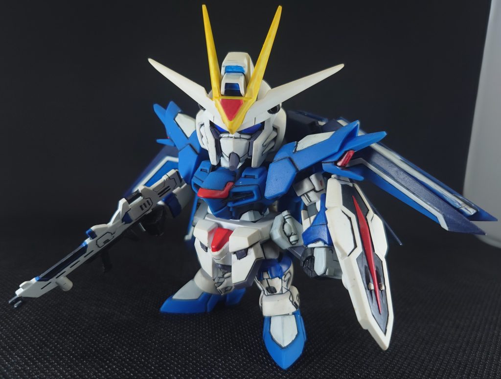 瞳は、シルバーの上にクリアブルー塗ってます。結構、いい感じですね。