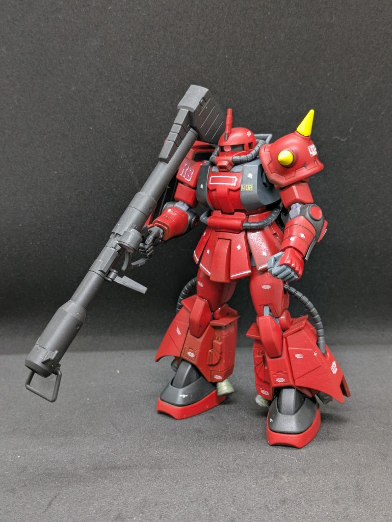 キットのこと。昔話ばかりで申し訳ありません。HGUCでジョニーザクが発売されたときは小躍りして買ったものです。（その後格納庫に保管したままで、ようやっと組み立てました）出来は私は文句なし。（ザクは皆様好みがあるので難しいですが、私には十分なデキです）ジャイアント・バズを構えることもできて非常に満足です。塗装。赤：黒地→イタリアンレッド（フェラーリのイメージ）黄：白地→イエロー黒：つや消しブラックシン・マツナガの06Rも欲しいよー。並べたいよー。最後までご覧いただき、ありがとうございます。 