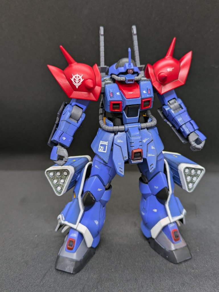 キットのこと。なんでプレバンなんだー!って思う機体の一つです。キット自体は良好なのですが、とにかく塗分け部分が多いです。マスキングの練習用に最適です(ホントか?)色について。青はグフの青。赤はガンダムカラーのニムバスレッドです。結構好きな赤です。ブルーディスティニー2号機と一緒に組み立てるつもりが、格納庫にBD2号機が見当たらない・・・。(買ったつもりだったのか!?)今、入手できる未来が見えないのになぁ。最後までご覧いただきありがとうございました。