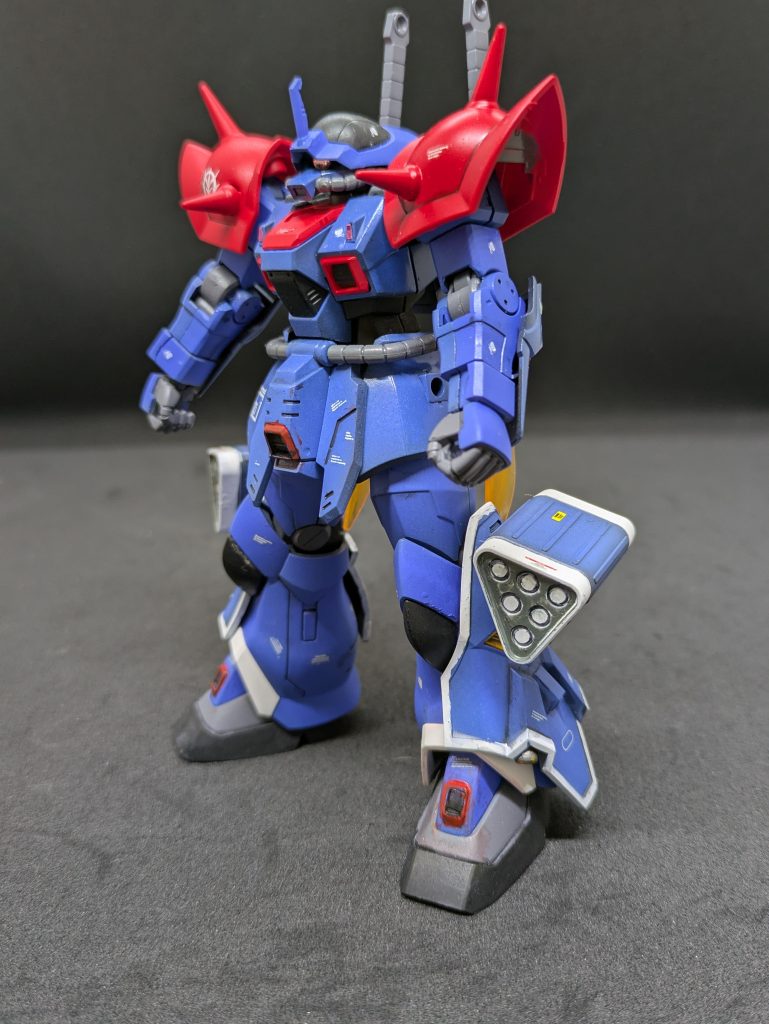 肩アーマーの隙間は赤いままだったので、ちょっとだけグレーで塗って誤魔化しています。